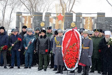 Парламентарии возложили цветы к Вечному огню